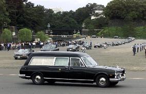 Car carrying coffin of empress dowager leaves for funeral
